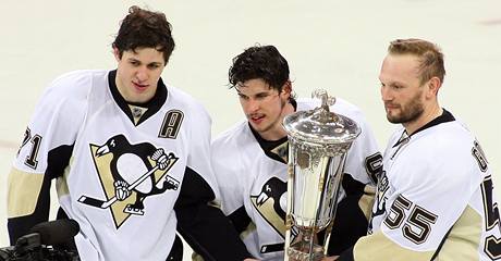 Trio hvzd Pittsburghu Malkin, Crosby a Gonar (zleva) s trofejí pro nejlepí tým Východní konference.