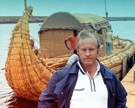 Thor Heyerdahl. Proslulý norský dobrodruh a badatel s papyrusovým lunem prokázal, e do Ameriky mohli doplout u starovcí Féniané. 