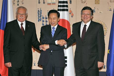 Zleva eský prezident Václav Klaus, prezident Jiní Koreji Lee Myung-bak a pedseda Evropké komise José Manuel Barroso pi setkání na summitu v Soulu.