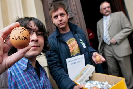 První vrha vajíka na pedsedu SSD Jiího Paroubka se zakladatelem skupiny "Vejce pro Paroubka v kadém mst" na sociální síti Facebook uspoádali v Kolín happening s názvem "Skládáme vejce, jdeme volit" 