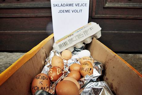 První vrha vajíka na pedsedu SSD Jiího Paroubka se zakladatelem skupiny "Vejce pro Paroubka v kadém mst" na sociální síti Facebook uspoádali v Kolín happening s názvem "Skládáme vejce, jdeme volit" 