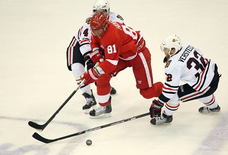 Hossa (uprosted) v souboji s Chicagem. 