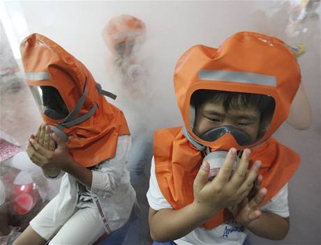 Jihokorejské dti se uí, jak si nasadit masky v pípad nukleárního útoku.