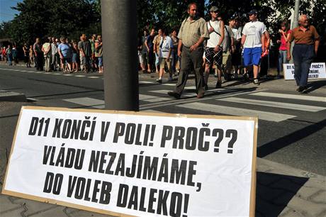 Obyvatelé Nového Msta u Chlumce nad Cidlinou na Hradecku zablokovali neustálým pecházením pes pechod pro chodce silnici na protest kvli nedokonené dálnici D11 z Prahy do Hradce Králové.