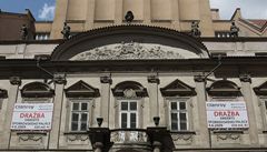 Plakáty oznamují, e palác eských drah v Hybernské ulici v Praze jde do draby.