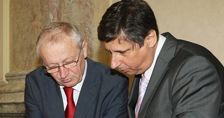 Premiér Jan Fischer (vpravo) a ministr financí Eduard Janota diskutují ped zahájením jednání vlády.
