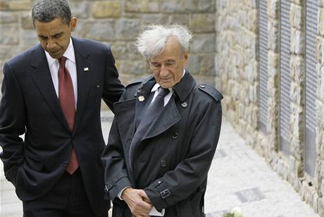 Barack Obama navtvil Buchenwald. Setkal se i s Eliem Wieselem, kter tento tbor peil.