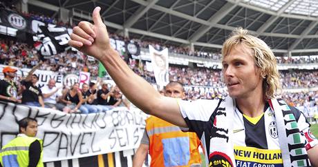 Pavel Nedvd se louí s plnými tifosi na stadionu Juventusu.