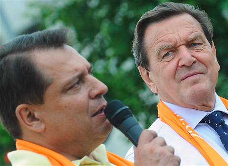 Pedseda SSD Jií Paroubek a bývalý nmecký sociálndemokratický kanclé Gerhard Schröder (vpravo) na pedvolebním mítinku.