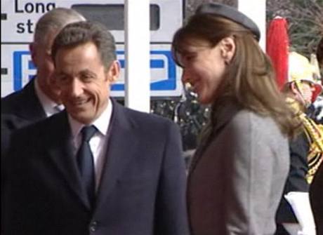 Sarkozyho cho Carla Bruniov-Sarkozyov zvtzila v anket o nejkrsnj klobouk