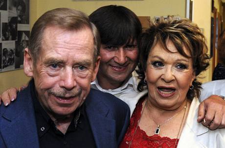 Václav Havel (zde s Jiinou Bohdalovou a Janem Hruínským) by ml pedat Cenu Pavla Kouteckého.