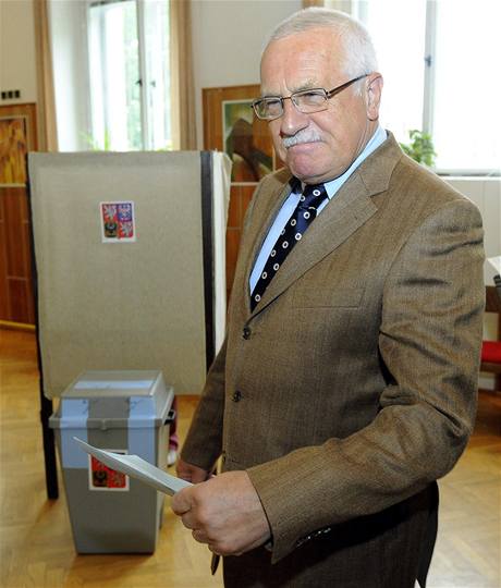 Václav Klaus ve volební místnosti