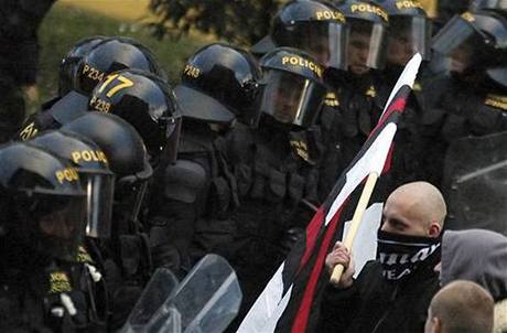 Policisté se snaí zamezit stetu neonacist a anarchist