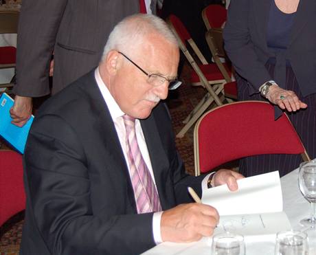 Václav Klaus podepisuje v Paíi svou knihu Modrá, nikoli zelená planeta.