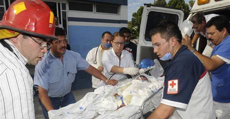 Záchranái peváejí popálené dít do nemocnice ve mst Hermosillo.