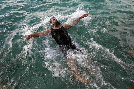 Poprvé v oceánu. Abdulahát si uívá koupel v Atlantiku.