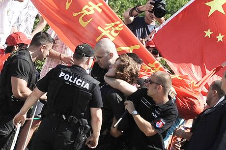 Pacifikace demonstrant v Bratislav