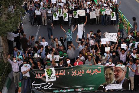 Demonstrace na podporu Míra Hosejna Músávího v Teheránu