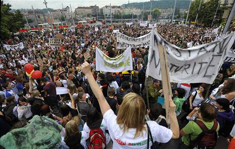 Studenti v Praze protestují proti státním maturitám