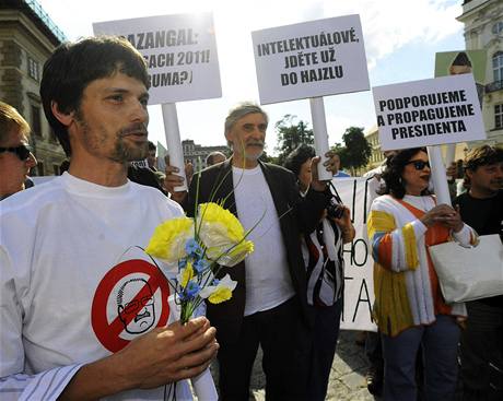 U Hradu u díve protestovali Klausovi odprci v gumových maskách.