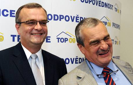 Karel Schwarzenberg (vpravo) je jediným kandidátem na lídra nové strany TOP 09. Pedstavil jej novinám 11. ervna Miroslav Kalousek (vlevo) na tiskové konferenci pípravného výboru strany v Praze. 