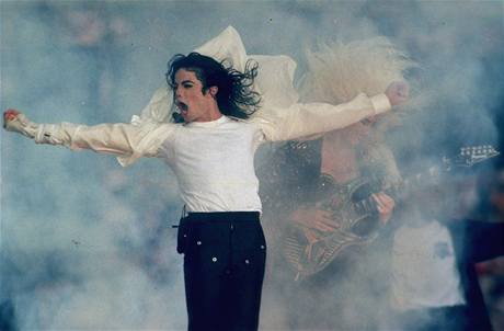 Michael Jackson. V roce 1993 vystoupil Jackson na Superbowlu.