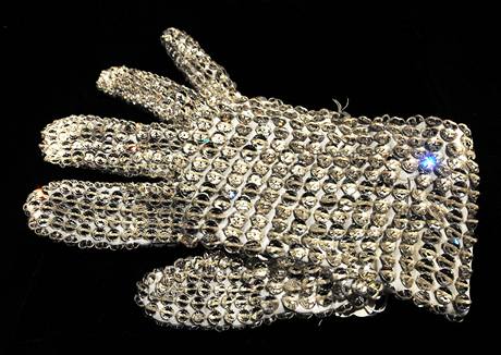Michael Jackson. Jacksonova rukavice posázená drahokamy.