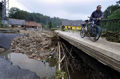 Silnice v obci Buková, která byla vodním ivlem zcela zniena