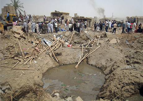 Kráter, který zstal po pumovém útoku v iráckém Kirkúku.