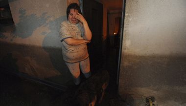 Jana Juenová pláe ped svým vytopeným domem v enklav