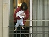 Michael Jackson. V roce 2002 "ukázal" Jackson fanoukm v Berlín syna Prince Michaela II z hotelového balkonu. Za hazardní in si vyslouil kritiku.