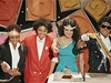 Michael Jackson. Snímek z roku 1984. Spolu s Michaelem Jacksonem (vpravo) pózují jeho ti sestry Maureen "Rebie", Janet a LaToya (zleva).