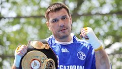 Ruslan agajev v psem ampiona WBA a v dresu Schalke 04, na jeho stadionu se duel uskuten.