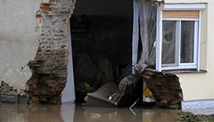 ivoty nejmén esti lidí si vyádaly záplavy, které v noci na 25. ervna postihly ást Novojiínska. Na snímku následky povodní v Jeseníku nad Odrou.