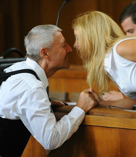 uriko se v soudní síni zdraví se svou drukou Janou Jirsovou