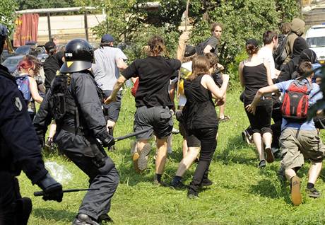 Vyklízení squatu Milada provázejí potyky squatter a jejich píznivc s polic