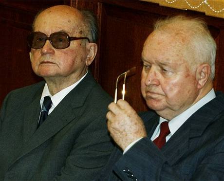 Bývalý polský komunistický pedák, generál Wojciech Jaruzelski, vlevo, sedí vedle bývalého prvního tajemníka komunistické strany Stanislawa Kaniy.