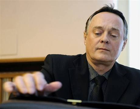 Nkdejí tajemník eských premiér Zdenk Doleel u Mstského soudu v Praze, kde 16. února zaalo druhé kolo procesu v kauze známé jako "pt na stole v eských". 