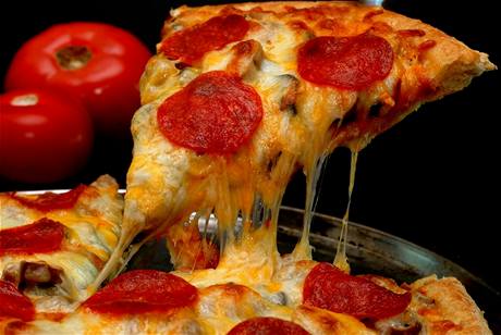 Surovinové náklady na pípravu pizzy jsou minimální. Proto peívají i patné pizzerie.