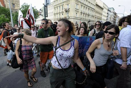 Centrem Prahy pochodovali 1. ervence squattei na protest proti vyklizení posledního praského squatu Milada. 