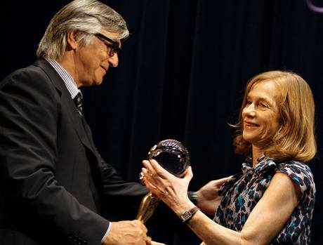 Isabelle Huppertová dostala Kiálový glóbus za mimoádný umlecký pínos svtové kinematografii