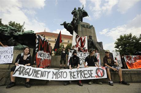 Prahou pochodovali squattei na protest proti vyklizení squatu Milada.