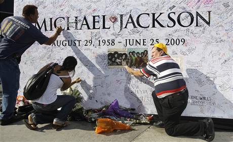 Fanouci vzdávají hold památce Michaela Jacksona.