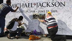 Fanouci vzdvaj hold pamtce Michaela Jacksona.