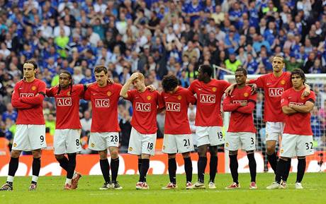 Smutní fotbalisté Manchesteru United pi penaltovém rozstelu.