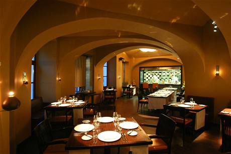 Nevtravou eleganc se vyznauje interir restaurace, kde zaijete prav gastronomick hody.