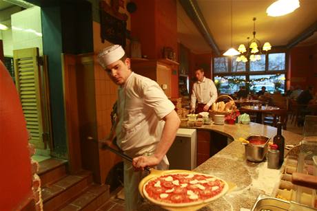 Prav italsk. Pec na pizzu postavil Ital Gianfranco Turbanti. Pozdj majitel restaurace jej do Prahy dovezli z tosknskho msteka Grosseto.