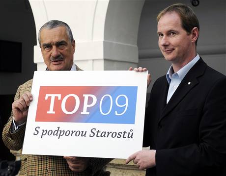 Pedseda hnutí Starostové a nezávislí Petr Gazdík (vpravo) a strany TOP 09 Karel Schwarzenberg spolen pedstavili 17. ervence v Praze logo. 