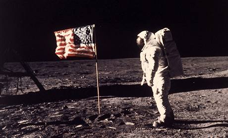 Byla sobota 20. ervence 1969, 21 hodin, 17 minut a 39 sekund SE, kdy astronauti Neil Armstrong a Edwin Aldrin pistáli na Msíci. 