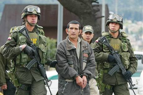 Kolumbijtí vojáci odvádjí jednoho z len Revoluních ozbrojených sil - ilustraní foto.